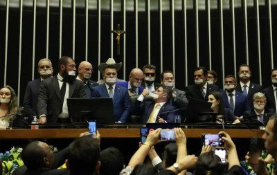 Deputado Van Hattem fala sobre suspensão de mandato após protesto na Câmara; entenda os próximos passos da defesa