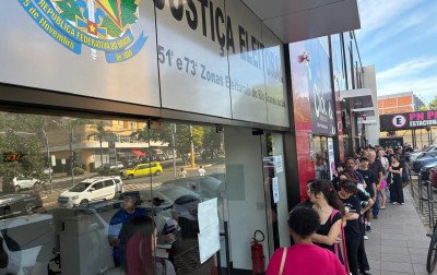 Dezenas de pessoas encaram fila em São Leopoldo no último dia para regularizar o título de eleitor