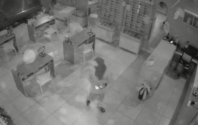VÍDEO: Em menos de 90 segundos, criminoso joga carro contra ótica, invade local e furta objetos em Novo Hamburgo