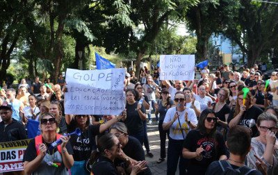 Greve dos professores municipais de Canoas completa três semanas; entenda a situação