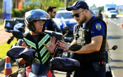 Motociclistas de Canoas recebem checagem gratuita em uma blitz educativa em frente ao ParkShopping Canoas