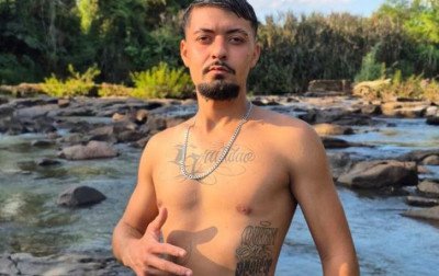"Ele pegou infecção hospitalar": Quinze dias após ser atropelado ao parar para ajudar amigo, jovem segue em coma
