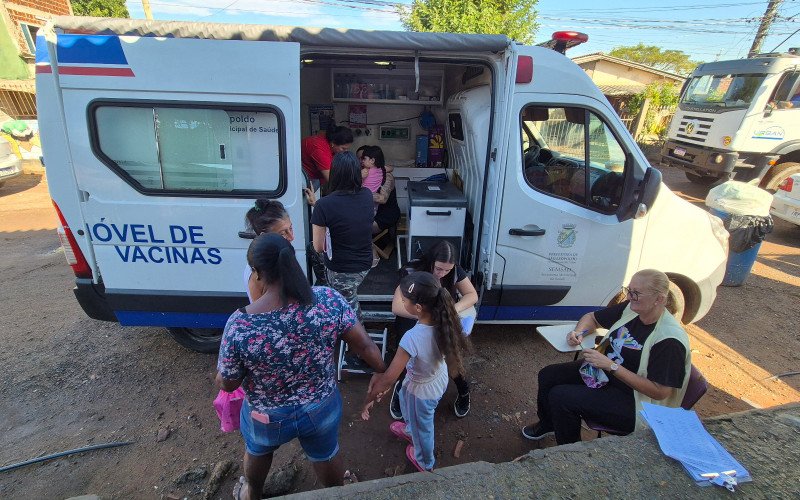Unidade móvel vacinou pessoas do público-alvo da campanha contra a gripe na terça-feira (5) na Ocupação Justo