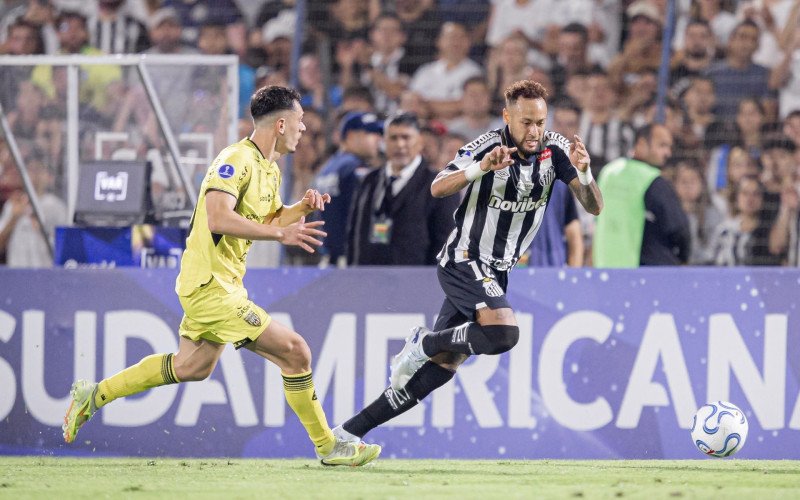 Neymar viajou ao Paraguai, atuou os 90 minutos contra o Recoleta e ainda marcou o seu gol 