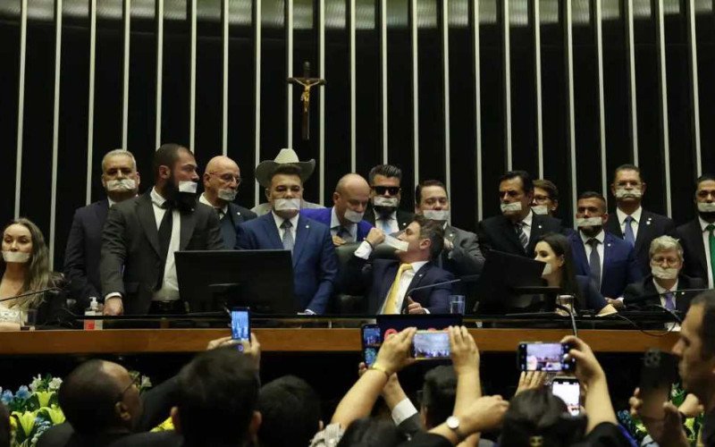 Políticos e apoiadores de Bolsonaro obstruíram plenário | abc+