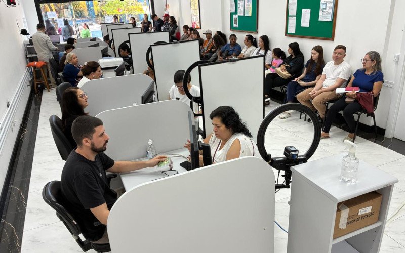 Dezenas de pessoas encaram fila no Cart&oacute;rio Eleitoral de S&atilde;o Leopoldo no &uacute;ltimo dia para regularizar o t&iacute;tulo de eleitor