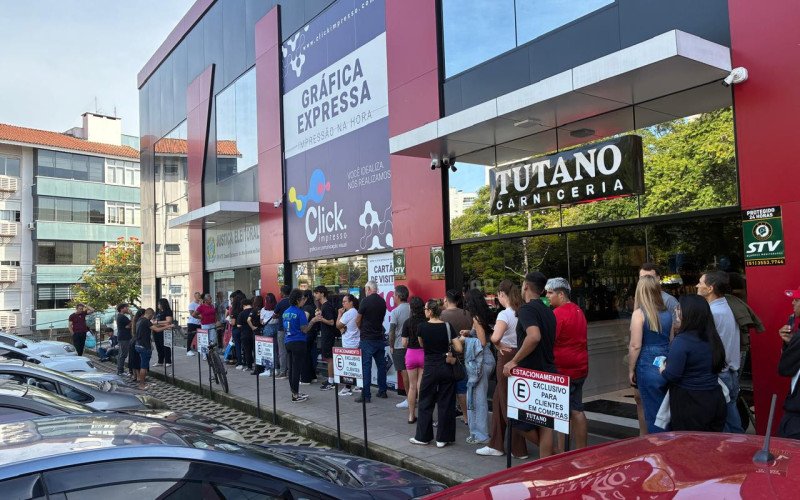 Dezenas de pessoas encaram fila no Cart&oacute;rio Eleitoral de S&atilde;o Leopoldo no &uacute;ltimo dia para regularizar o t&iacute;tulo de eleitor