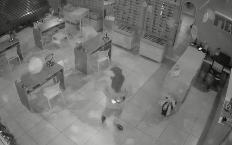 Criminoso invadiu o local e furtou aparelhos e dinheiro | abc+