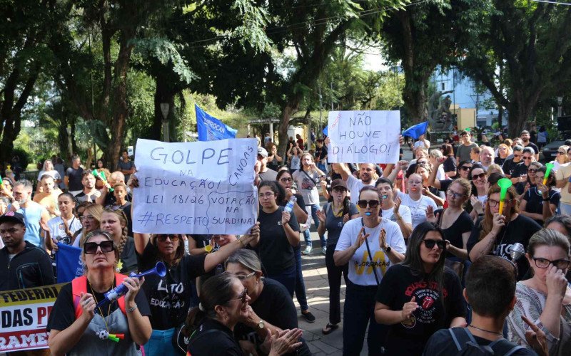 Professores fizeram nova manifestação na frente da Prefeitura de Canoas nesta quarta-feira (6) | abc+