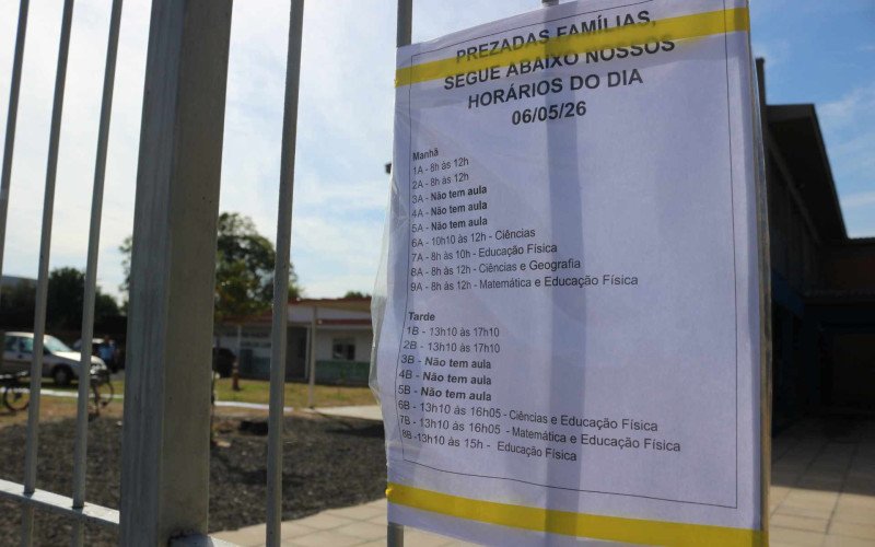Cartaz informa sobre cronograma de aulas na Emef Ministro Ludwig, no Mathias Velho, nesta quarta-feira (6) | abc+