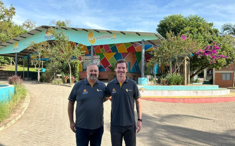Vieira dos Santos (à esquerda) e Peters nas dependências do lar | abc+