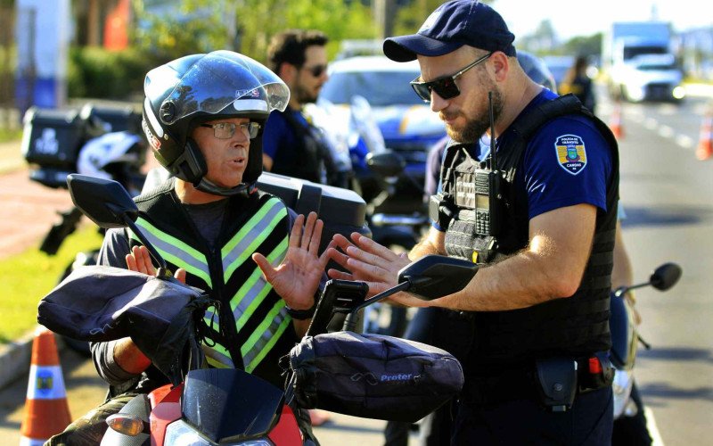 Motociclistas participaram de blitz educativa na tarde desta quarta-feira (6) em Canoas | abc+