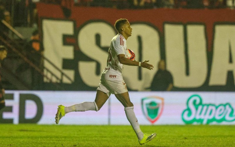Vitinho saiu do banco para marcar o gol de empate do Colorado | abc+