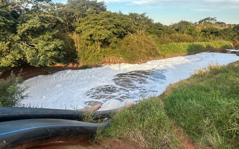 Casa de Bombas no bairro Santo Afonso, em Novo Hamburgo, registra grande volume de espuma no canal responsável por conduzir a água até o Rio dos Sinos nesta quarta-feira (6)