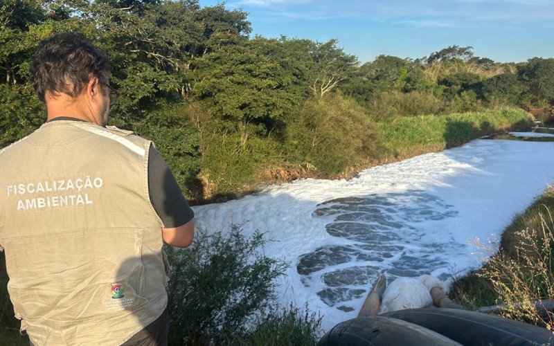 Casa de Bombas no bairro Santo Afonso, em Novo Hamburgo, registra grande volume de espuma no canal responsável por conduzir a água até o Rio dos Sinos nesta quarta-feira (6) | abc+