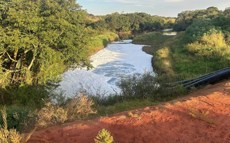 Casa de Bombas no bairro Santo Afonso, em Novo Hamburgo, registra grande volume de espuma no canal responsável por conduzir a água até o Rio dos Sinos nesta quarta-feira (6)