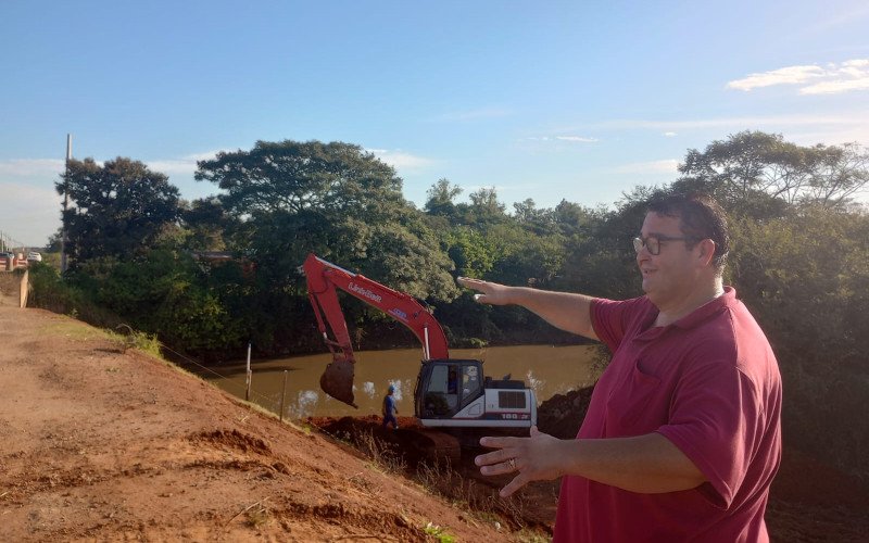 Tarzan mostra os trabalhos de reforço no dique Vicentina