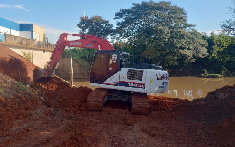 Come&ccedil;am os trabalhos de refor&ccedil;o no dique dos bairros Vicentina e S&atilde;o Miguel