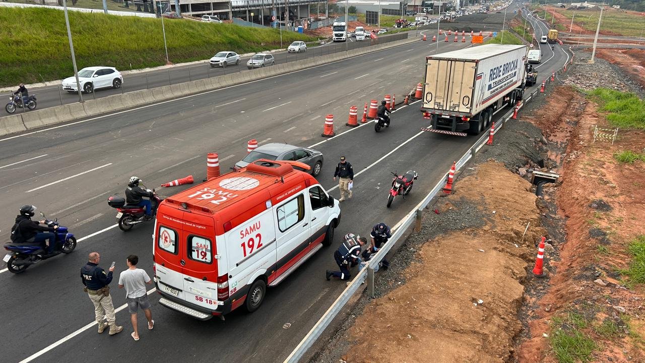 V&Iacute;DEO: Caminh&atilde;o passa por cima da perna de motociclista na BR-116, no Vale do Sinos