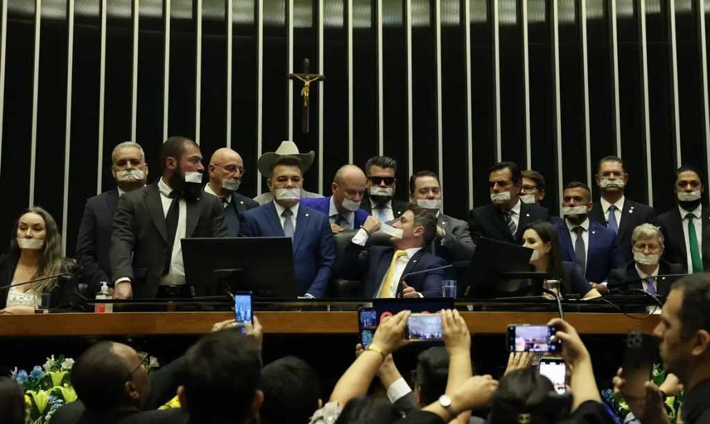 Deputado Van Hattem fala sobre suspens&atilde;o de mandato ap&oacute;s protesto na C&acirc;mara; entenda os pr&oacute;ximos passos da defesa