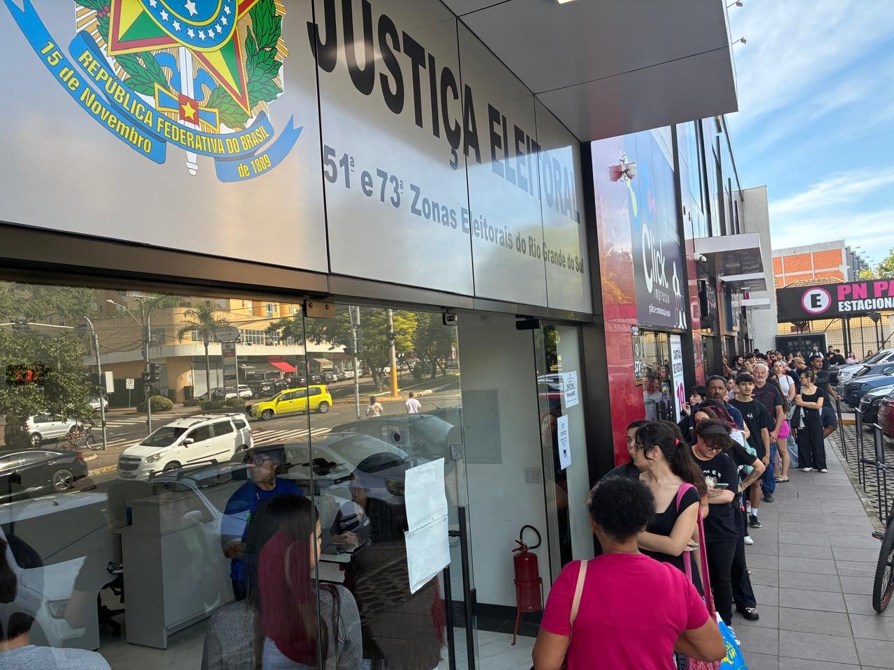 Dezenas de pessoas encaram fila em S&atilde;o Leopoldo no &uacute;ltimo dia para regularizar o t&iacute;tulo de eleitor