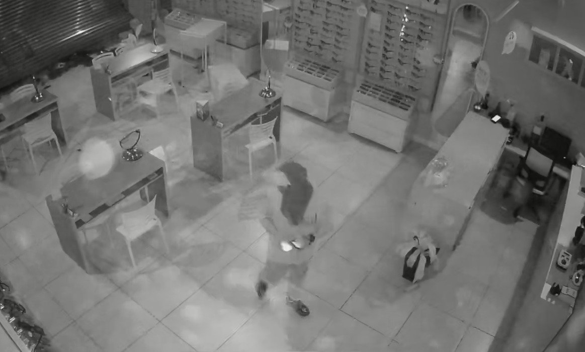V&Iacute;DEO: Em menos de 90 segundos, criminoso joga carro contra &oacute;tica, invade local e furta objetos em Novo Hamburgo