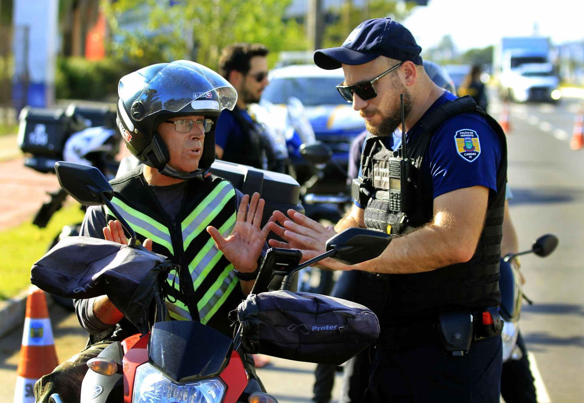 Motociclistas de Canoas recebem checagem gratuita em uma blitz educativa em frente ao ParkShopping Canoas