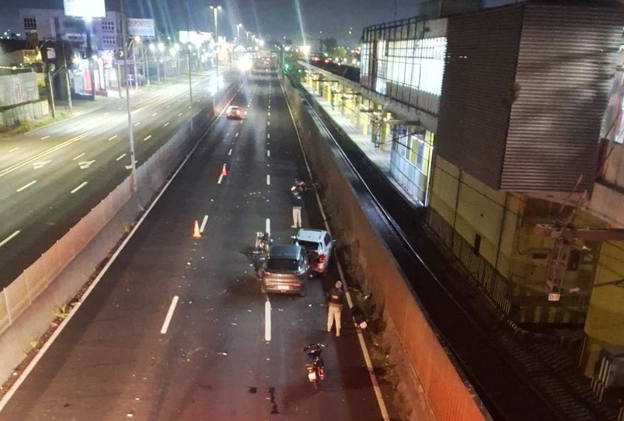 Acidente na BR-116 deixou motociclistas feridos na madrugada desta quarta-feira (6), em Canoas | abc+