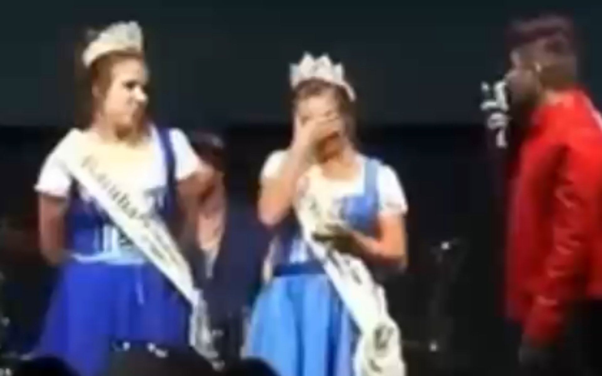 Vocalista causa pol&ecirc;mica ap&oacute;s fazer coment&aacute;rios sobre soberanas em festa no RS; veja v&iacute;deo