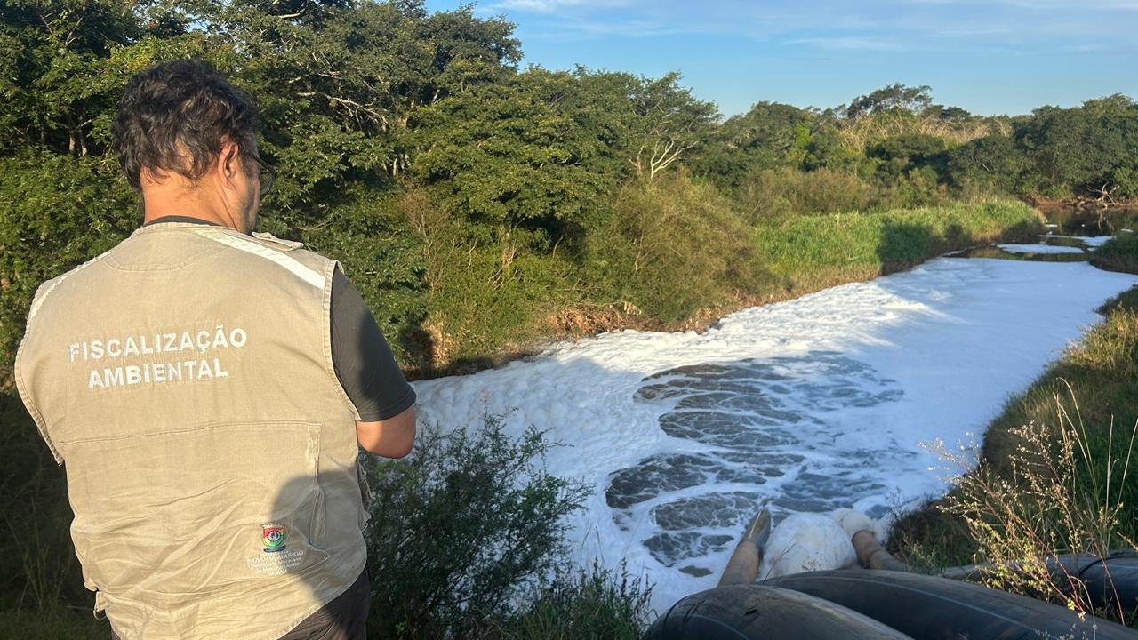 Grande volume de espuma &eacute; visto na Casa de Bombas do bairro Santo Afonso