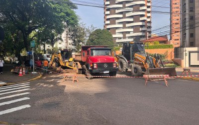 VÍDEO: Rompimento de adutora causa bloqueio na Avenida Maurício Cardoso; veja a previsão de conclusão da obra