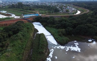 VÍDEO: Espuma branca já atinge o Rio dos Sinos e assusta moradores
