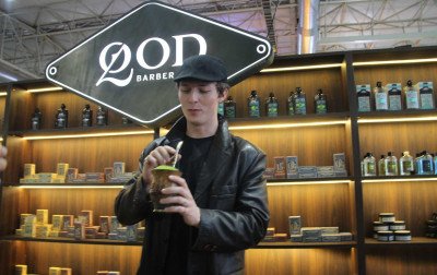 GRAMADO SUMMIT: Astro de Peaky Blinders fala sobre a parceria com marca gaúcha e prova chimarrão; veja o vídeo