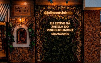 Venda de vinho através de uma janela: Rua Coberta em Gramado ganha nova atração gastronômica
