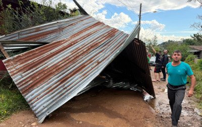 VÍDEO: Temporais que rumam para o RS já causam destruição em cidade da fronteira e até tornado na Argentina