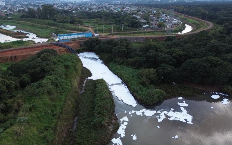 Espuma branca já atinge o Rio dos Sinos | abc+
