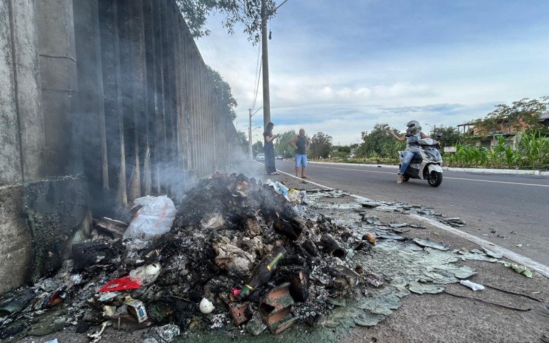Cont&ecirc;ineres de lixo queimados em ato de vandalismo causam preju&iacute;zo de at&eacute; R$ 10 mil em Novo Hamburgo