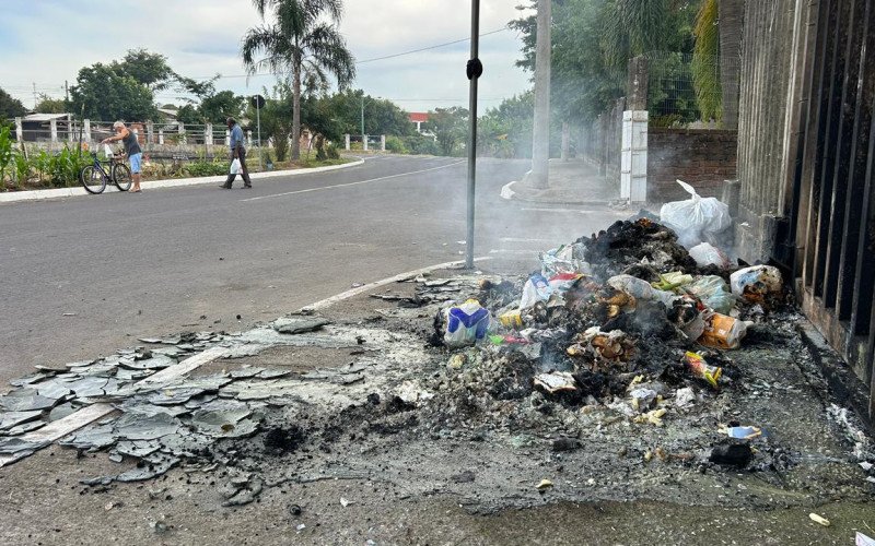 Cont&ecirc;ineres de lixo queimados em ato de vandalismo causam preju&iacute;zo de at&eacute; R$ 10 mil em Novo Hamburgo