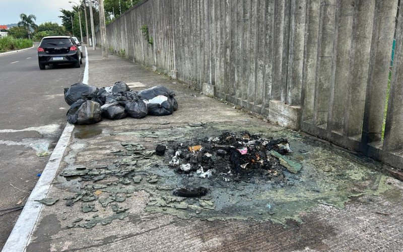Cont&ecirc;ineres de lixo queimados em ato de vandalismo causam preju&iacute;zo de at&eacute; R$ 10 mil em Novo Hamburgo