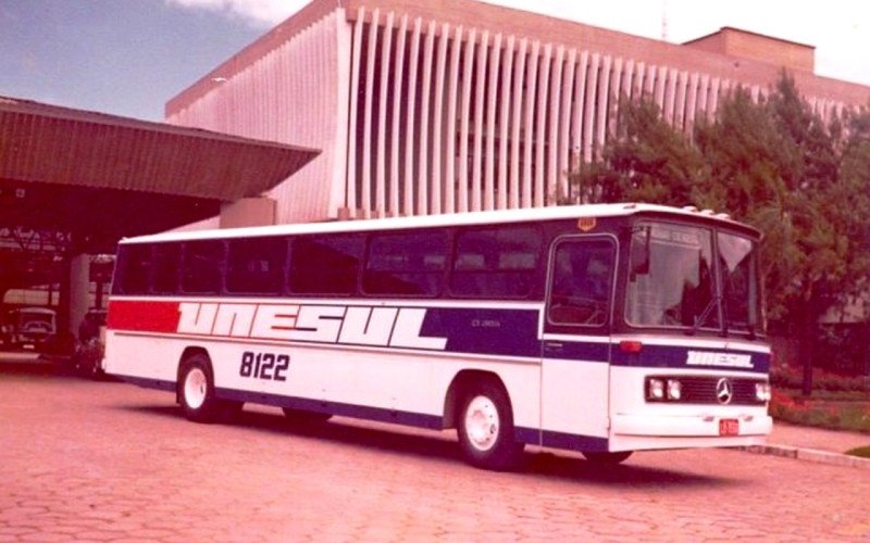 Modelo Mercedes-Benz operado pela UneSul com sua clássica pintura nos anos 1980 | abc+