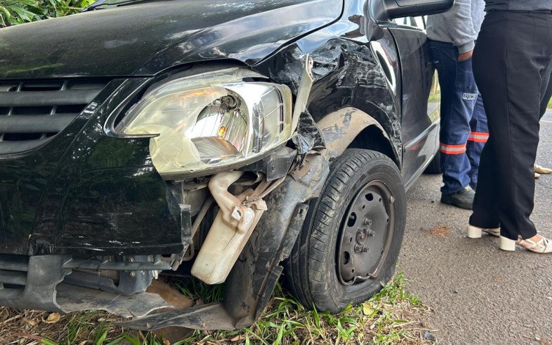 Colisão entre dois carros provoca bloqueio parcial de avenida entre Estância Velha e Ivoti
