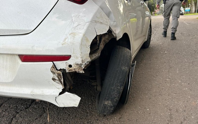 Colisão entre dois carros provoca bloqueio parcial de avenida entre Estância Velha e Ivoti
