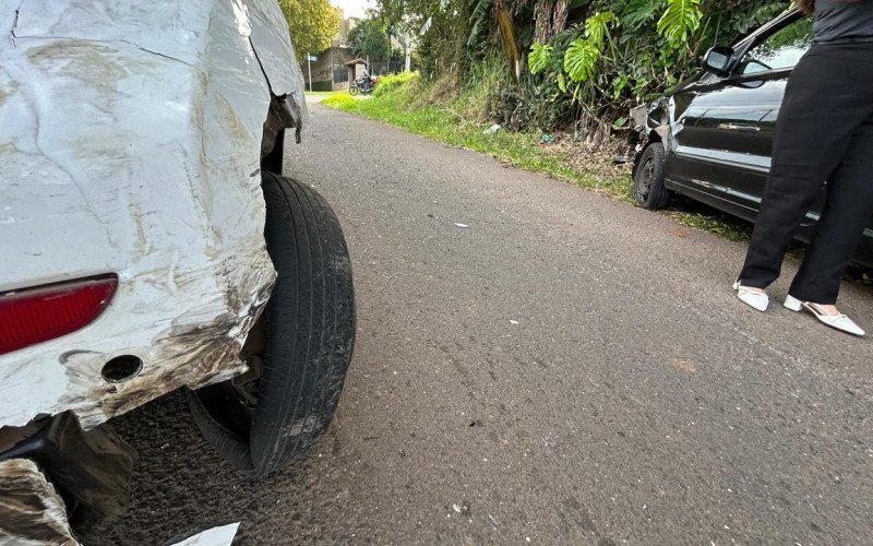 Colisão entre dois carros provoca bloqueio parcial de avenida entre Estância Velha e Ivoti
