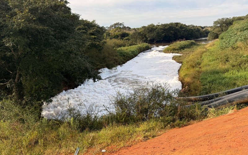 Espuma branca cobre canal do Rio dos Sinos há quase 24 horas  | abc+