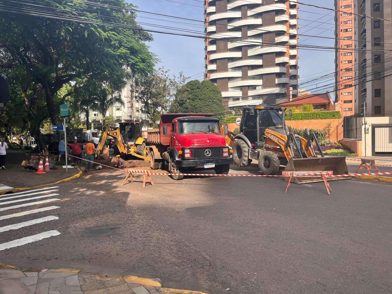 V&Iacute;DEO: Rompimento de adutora causa bloqueio na Avenida Maur&iacute;cio Cardoso; veja a previs&atilde;o de conclus&atilde;o da obra