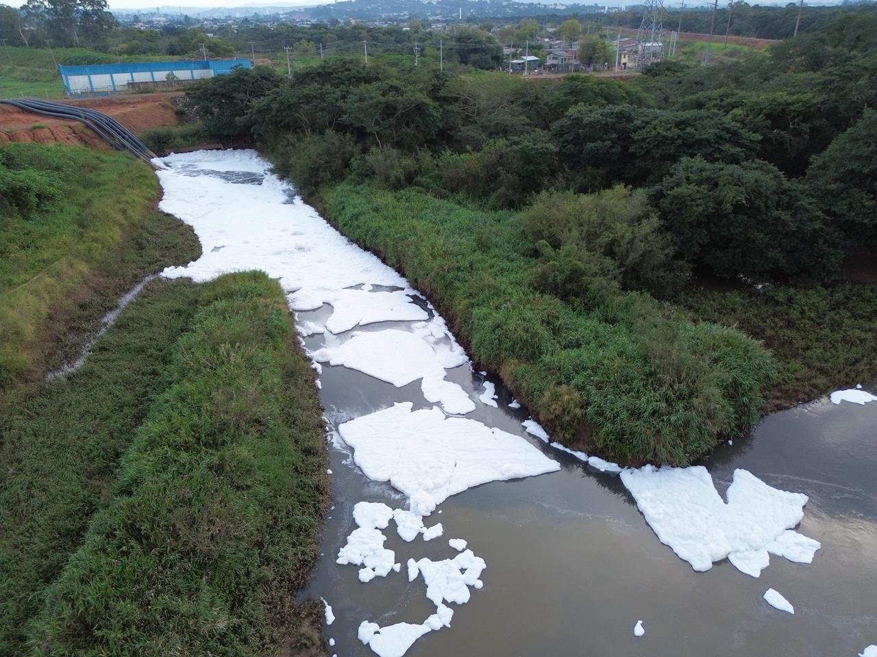 Espuma branca atingiu o Rio dos Sinos nesta quinta-feira (7)