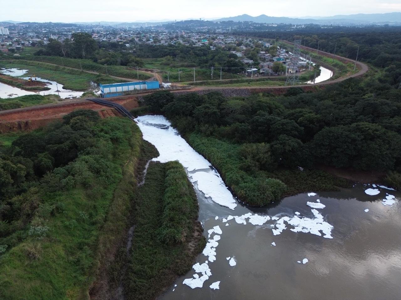 V&Iacute;DEO: Espuma branca j&aacute; atinge o Rio dos Sinos e assusta moradores