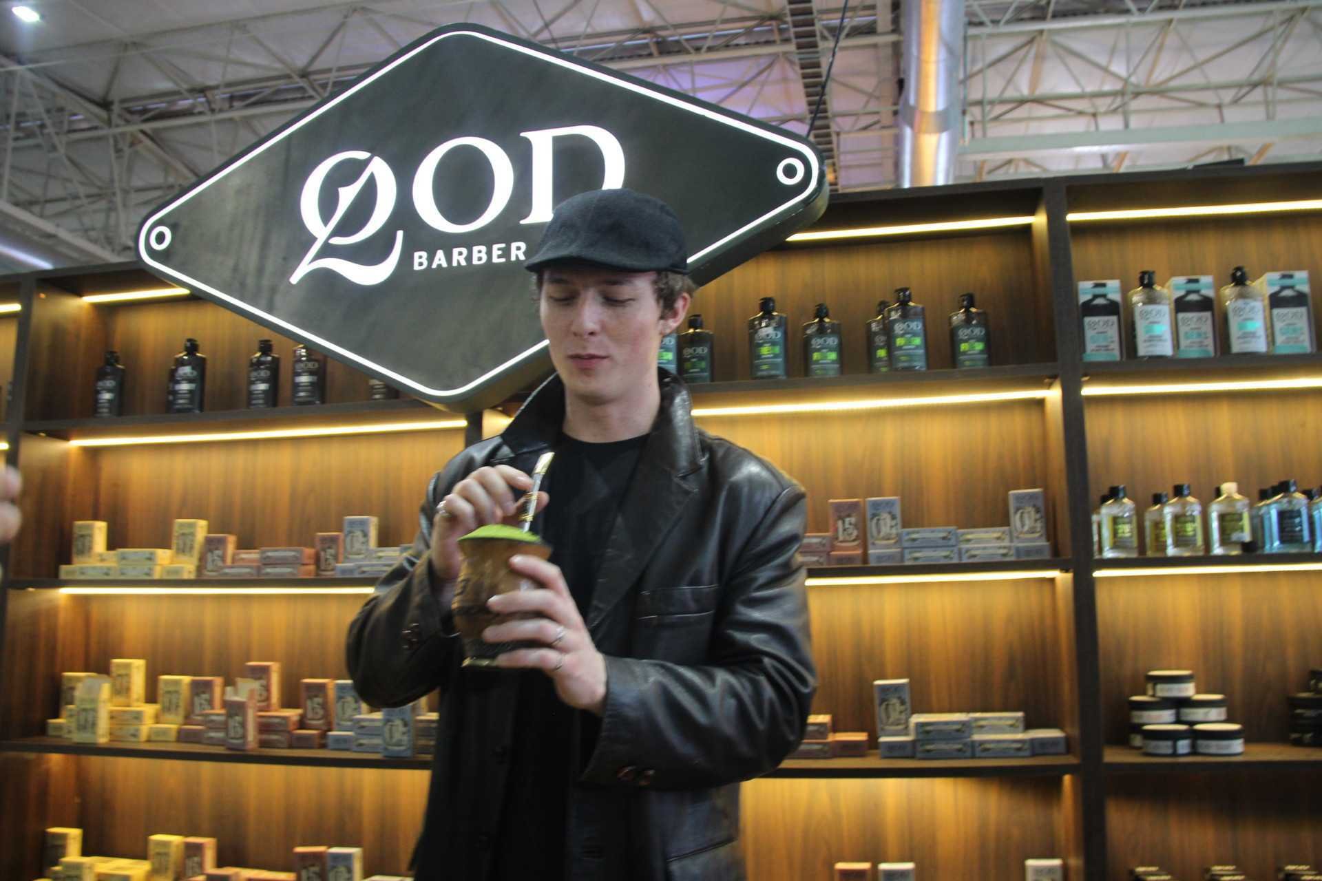 GRAMADO SUMMIT: Astro de Peaky Blinders fala sobre a parceria com marca ga&uacute;cha e prova chimarr&atilde;o; veja o v&iacute;deo