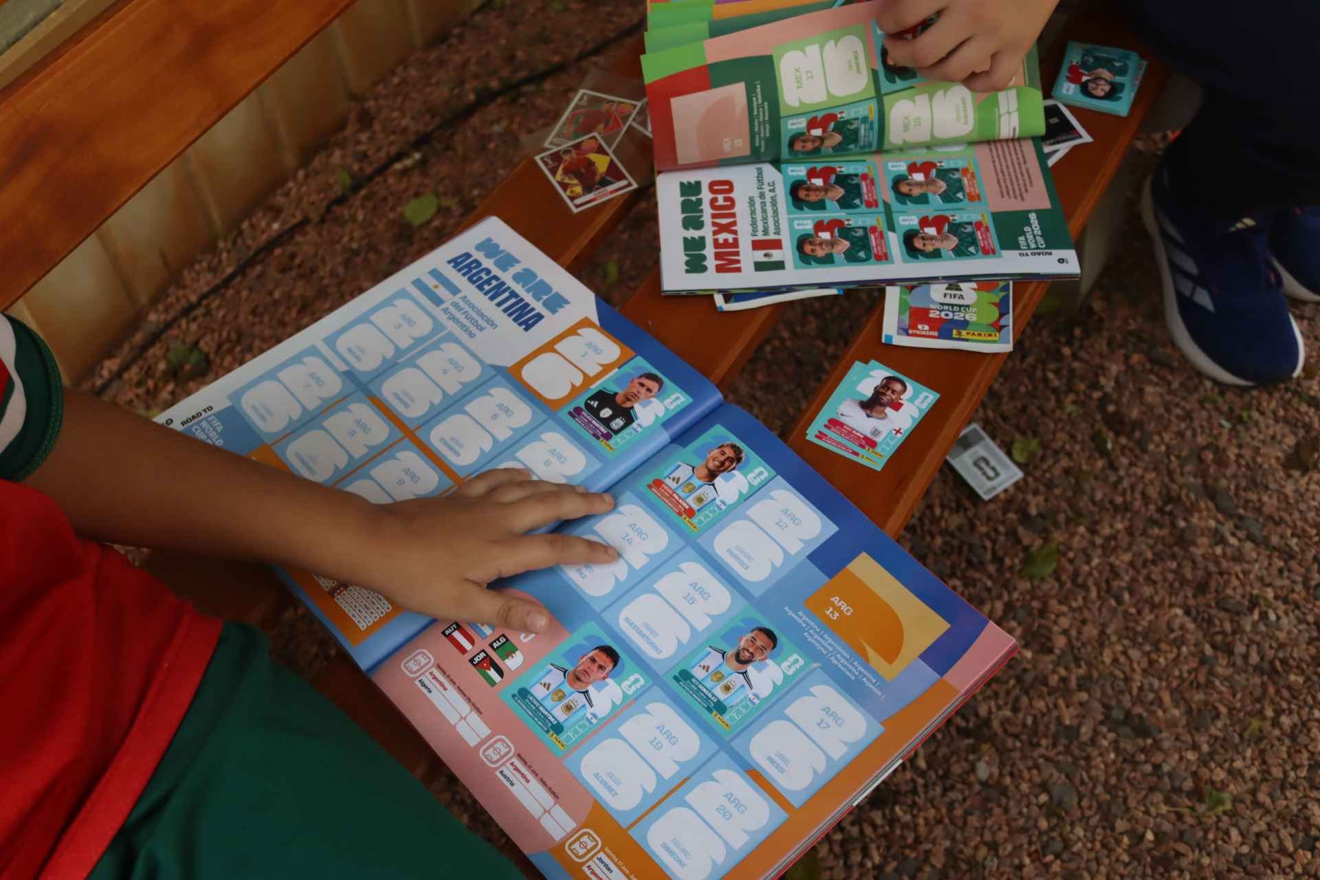 Encontro para trocar figurinhas na biblioteca