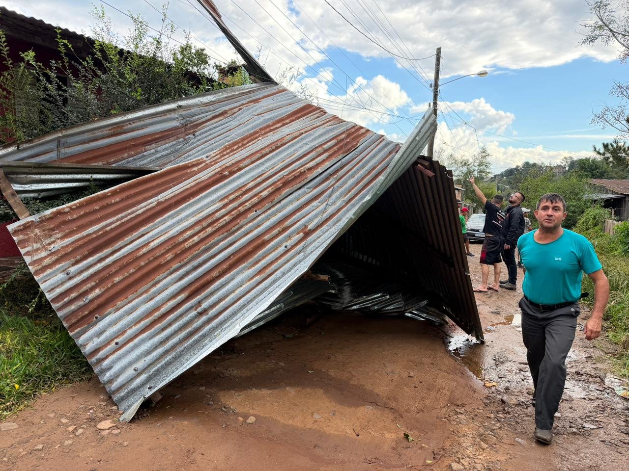 VÍDEO: Temporais que rumam para o RS já causam destruição em cidade da fronteira e até tornado na Argentina